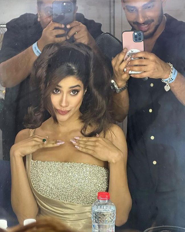 Glamorous Pictures Of Janhvi Kapoor On Stage